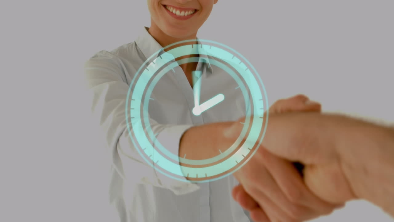 animación de reloj en movimiento sobre diversas personas de negocios estrechando la mano en la oficina.