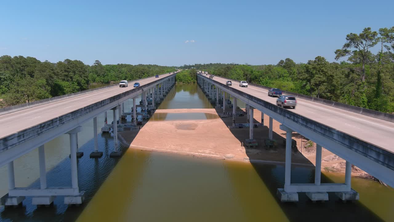 antena de autos circulando por el puente que cruza el río san jacinto en houston, texas