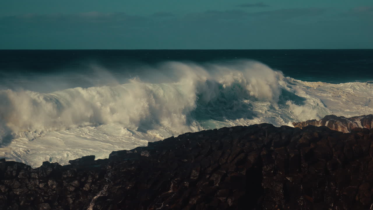 poderosas olas del océano chocando contra las rocas