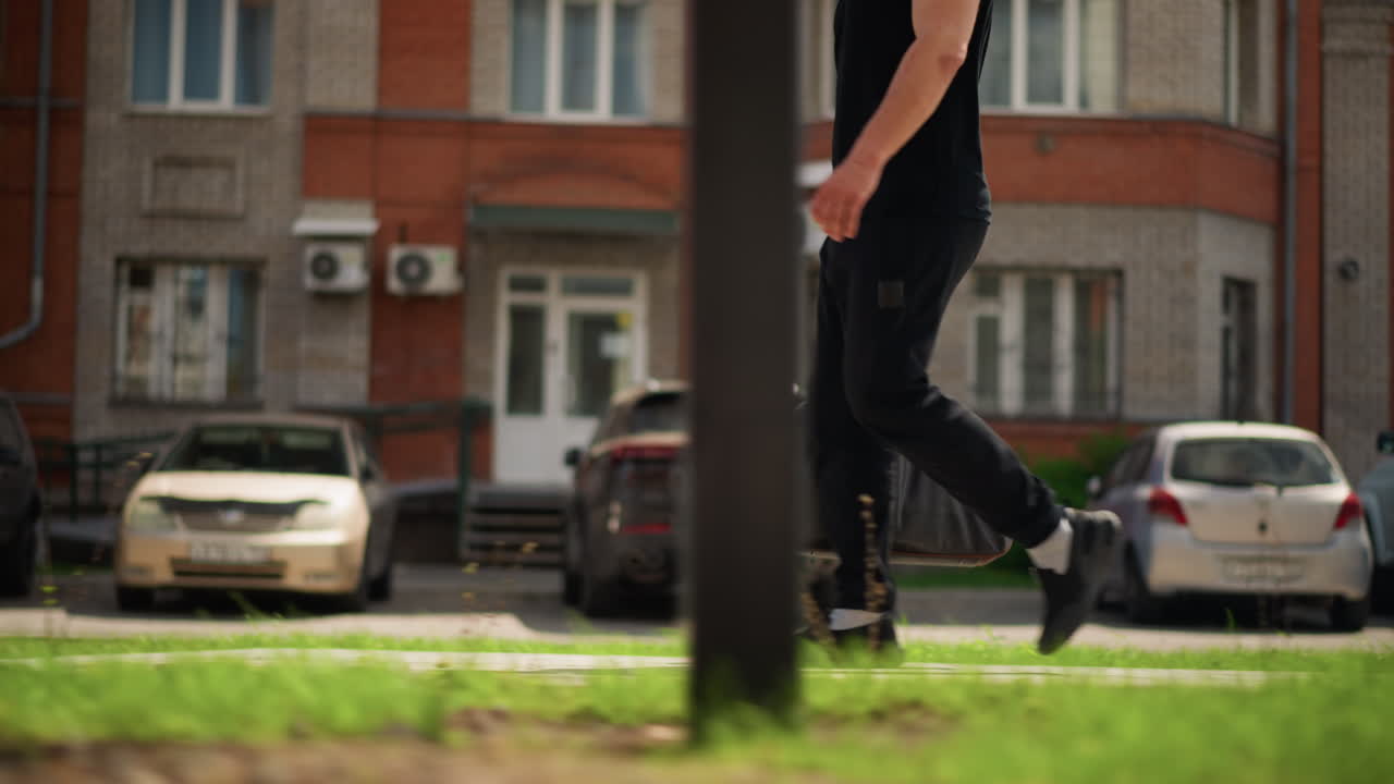 길가의 초록빛을 배경으로 힘차게 달리는 남자 선수, 풀이 무성한 길가를 따라 전력 질주하는 남성 운동선수, 활기찬 결의를 가지고 푸르른 풀이 우거진 샛길을 열정적으로 질주하는 남자