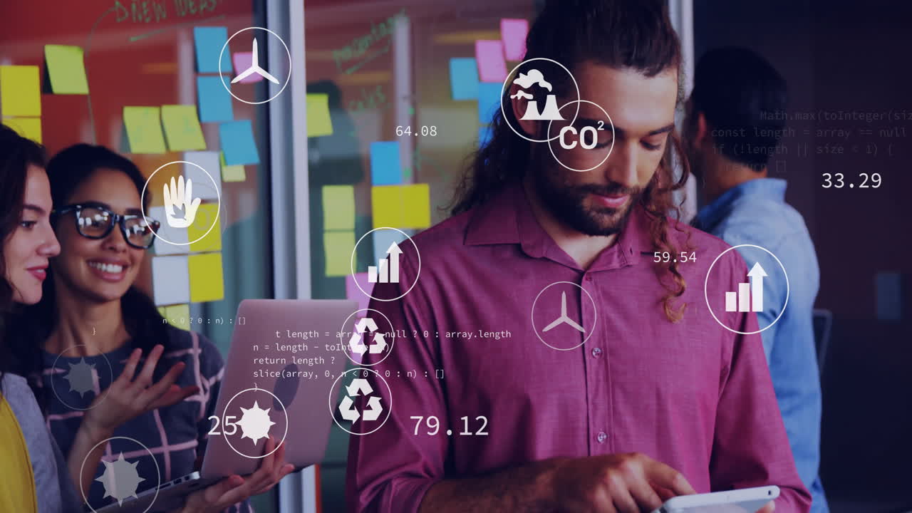 animación de iconos ecológicos y procesamiento de datos sobre diversas personas de negocios en la oficina