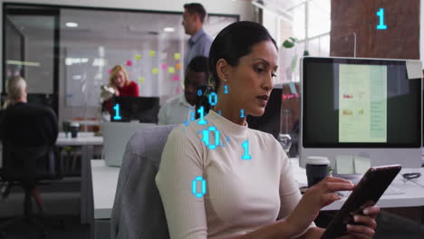 animación de códigos binarios sobre mujer biracial desplazándose en la tableta digital en la oficina