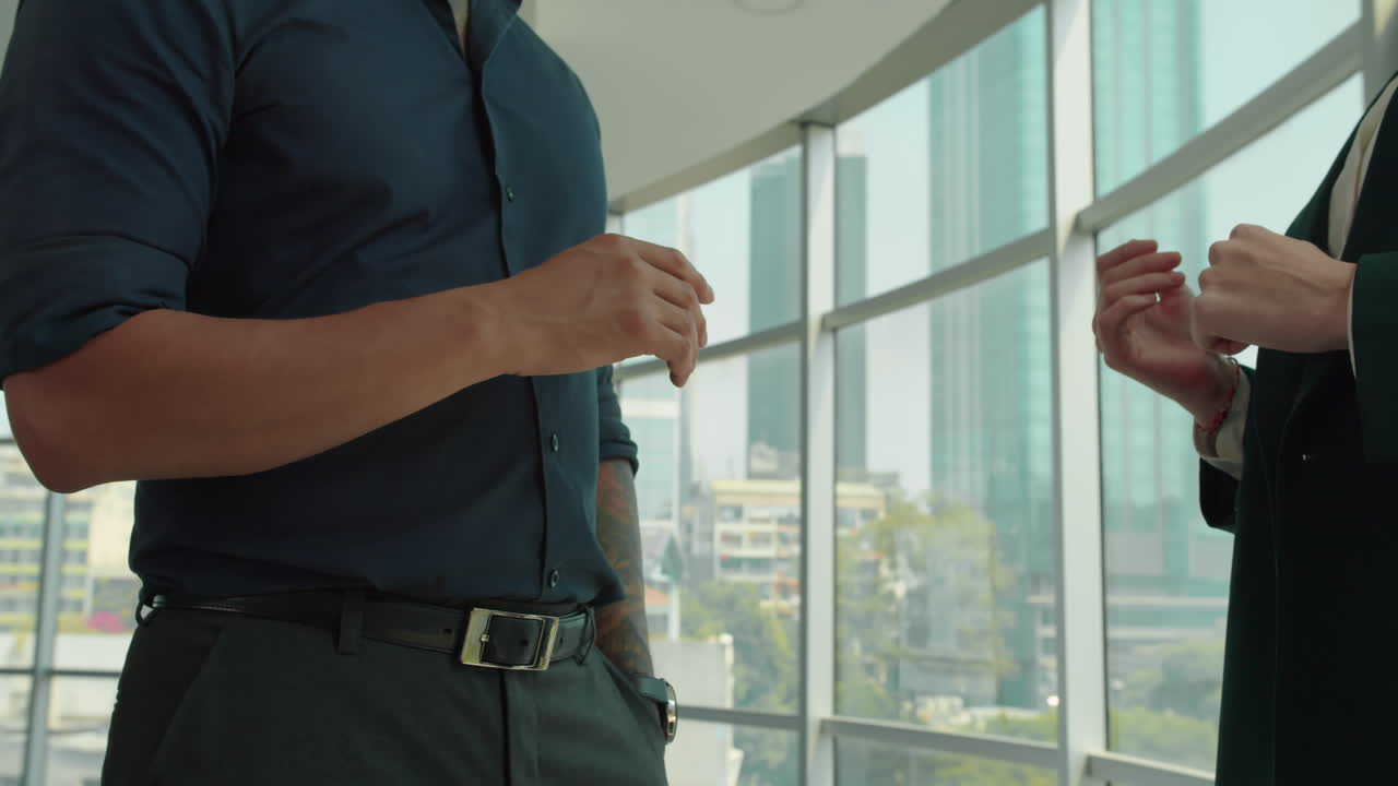 Imprenditori irriconoscibili che si stringono la mano in ufficio