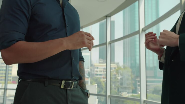Imprenditori irriconoscibili che si stringono la mano in ufficio