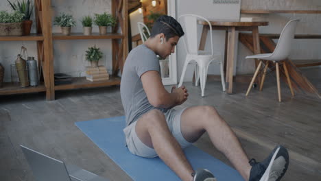 hombre haciendo abdominales en casa
