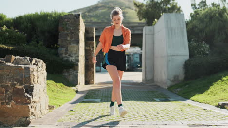 danza, energía y una mujer caminando al aire libre