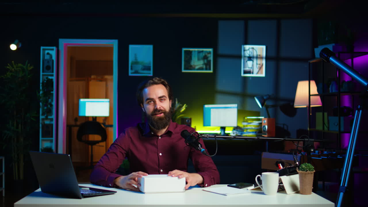 creador de contenido filmación producto envasado desembalaje