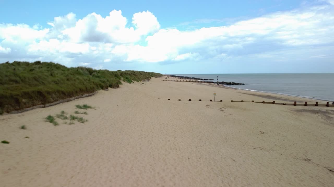 빈 바다 해변의 공중 무인 항공기 보기입니다.