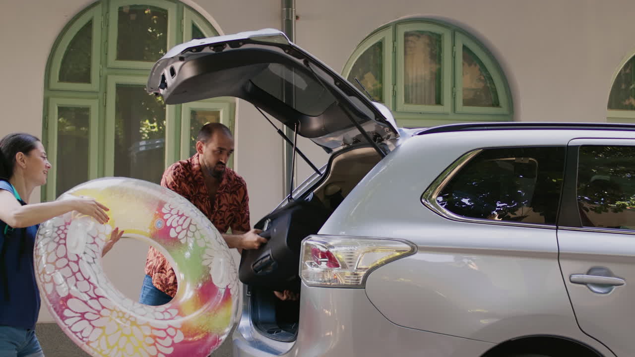 Family packing car for vacation