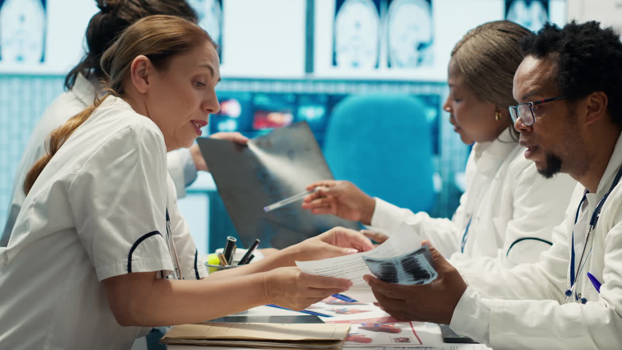 Team medico che esamina radiografie e scansioni cerebrali
