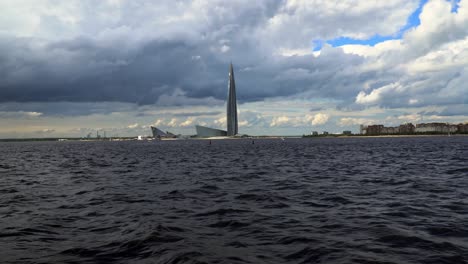 san petersburgo, vista desde un barco de recreo en el golfo de finlandia y el puente de diámetro de alta velocidad occidental