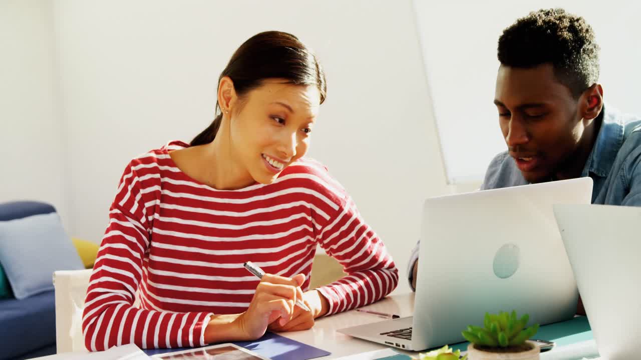 colegas de negocios discutiendo sobre la computadora portátil