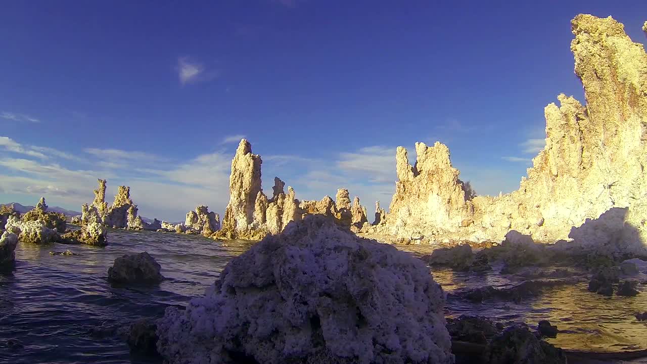 캘리포니아 모노 호수 기슭을 따라 여행하는 장면