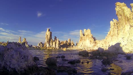 un travelling a lo largo de las orillas del lago mono en california