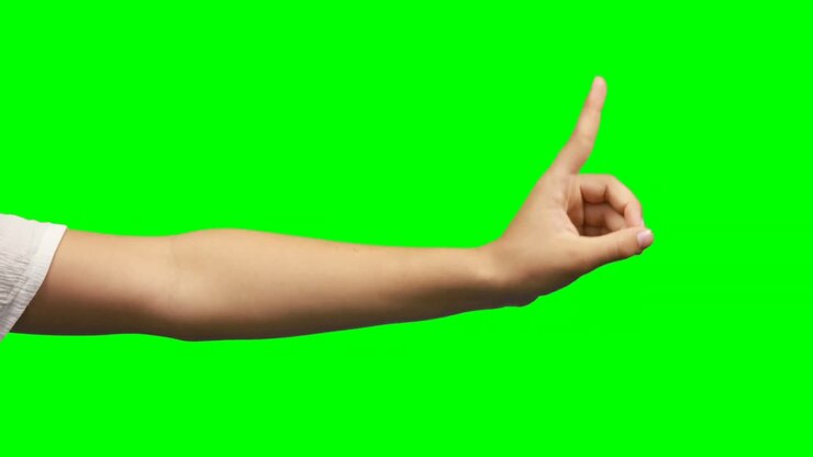 Persona che fa un gesto con la mano su sfondo green screen