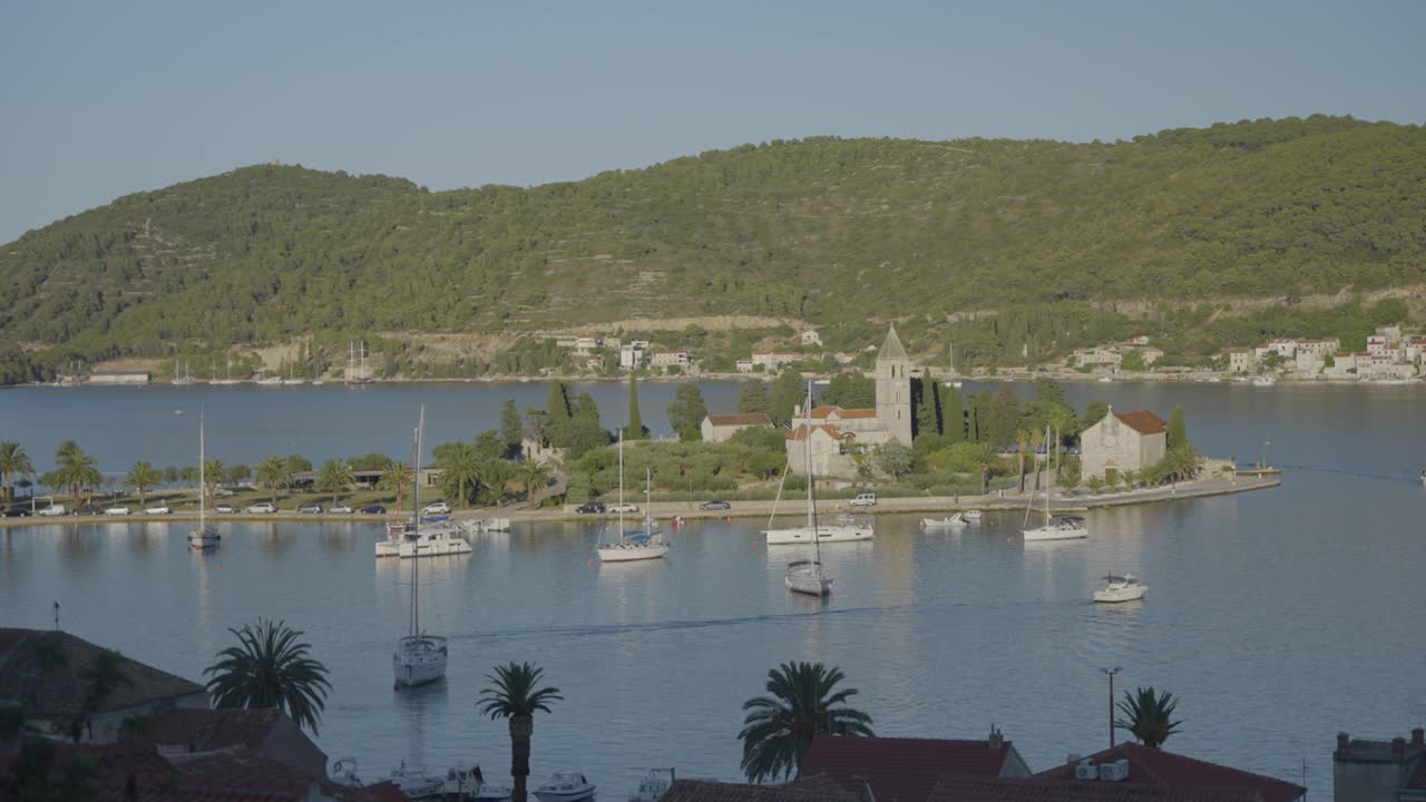 hermoso lapso de tiempo. barcos, mar e isla