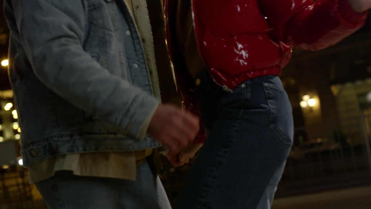 알 수 없는 커플이 야외에서 즐거움을 나누고 있습니다.