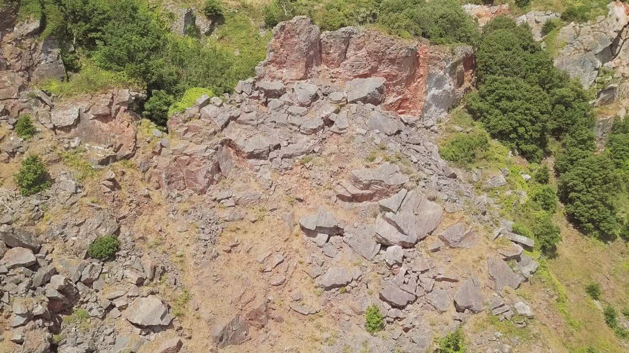 grúa aérea bajada. hermoso acantilado, supervisando la pequeña ciudad