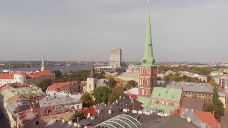 Majestuosa-Vista-Aérea-De-La-Catedral-De-San-James-Catedral-Católica-De-Riga,-Levantamiento-De-Drones,-Día