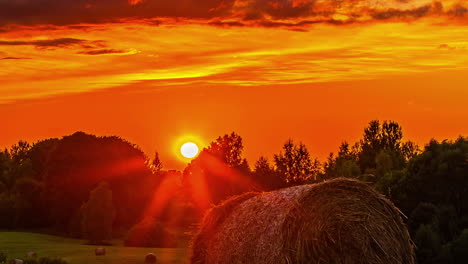 Vista-De-Lapso-De-Tiempo-De-La-Puesta-De-Sol-Naranja-Sobre-El-Paisaje-Agrícola-Rural-Montañoso