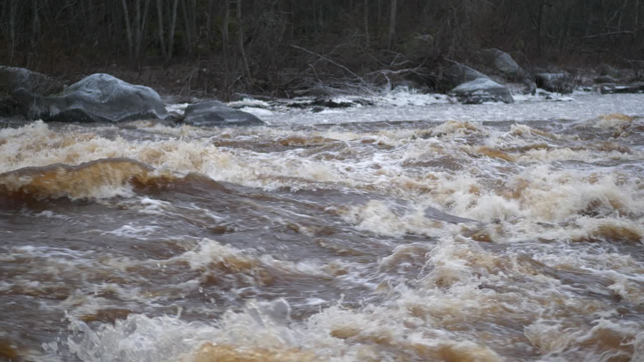 스웨덴의 물이 범람한 강 폭포를 닫고 슬로우 모션