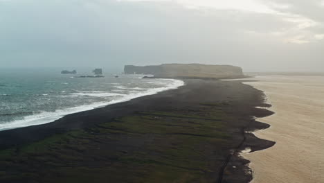 Filmische-Drohnenaufnahme-Aus-Der-Luft-Vom-Schwarzen-Sandstrand-Von-Reynisfjara,-Vik-–-Island