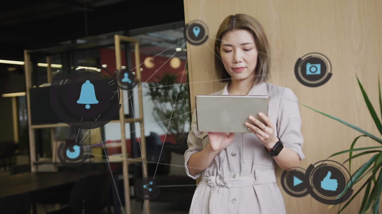 animación de iconos de los medios sobre una mujer de negocios asiática que usa una tableta