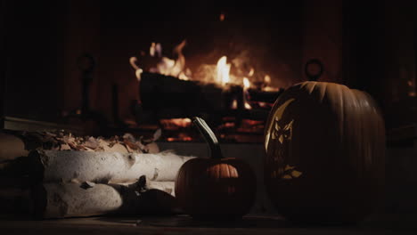 la casa está decorada para las vacaciones de otoño y halloween. calabaza brillante se encuentra cerca de la chimenea