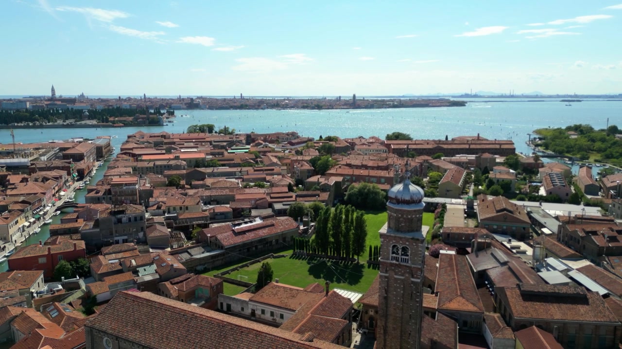 Veduta aerea del campanile della Chiesa di San Pietro Martire e dei tetti a Murano, Venezia.