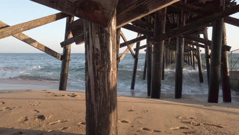 olas en cámara lenta bajo un muelle