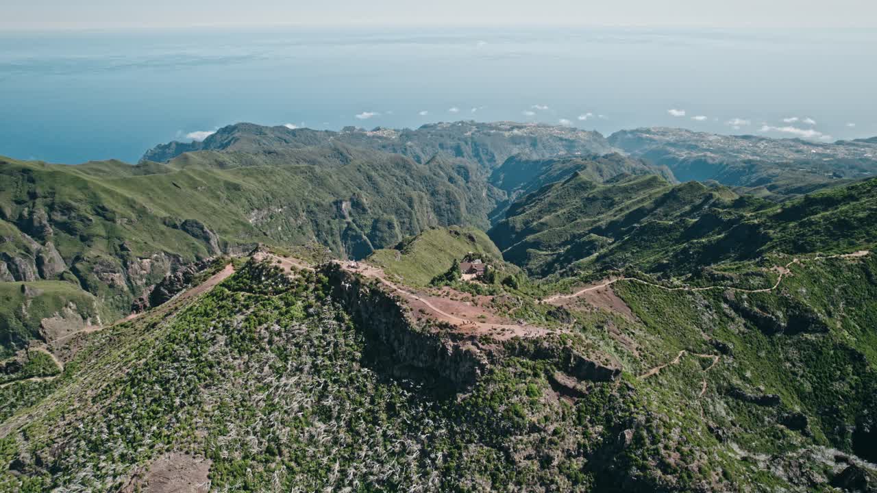 마데라 피코 드 루이보 (madeira pico de ruivo) 는 바다를 배경으로 파노라마 뷰를 가진 드론 촬영입니다.