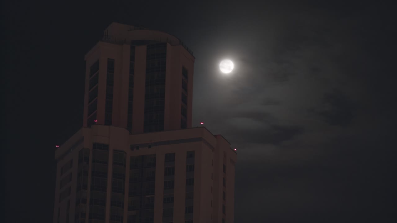 полнолуние над небоскребом ночью