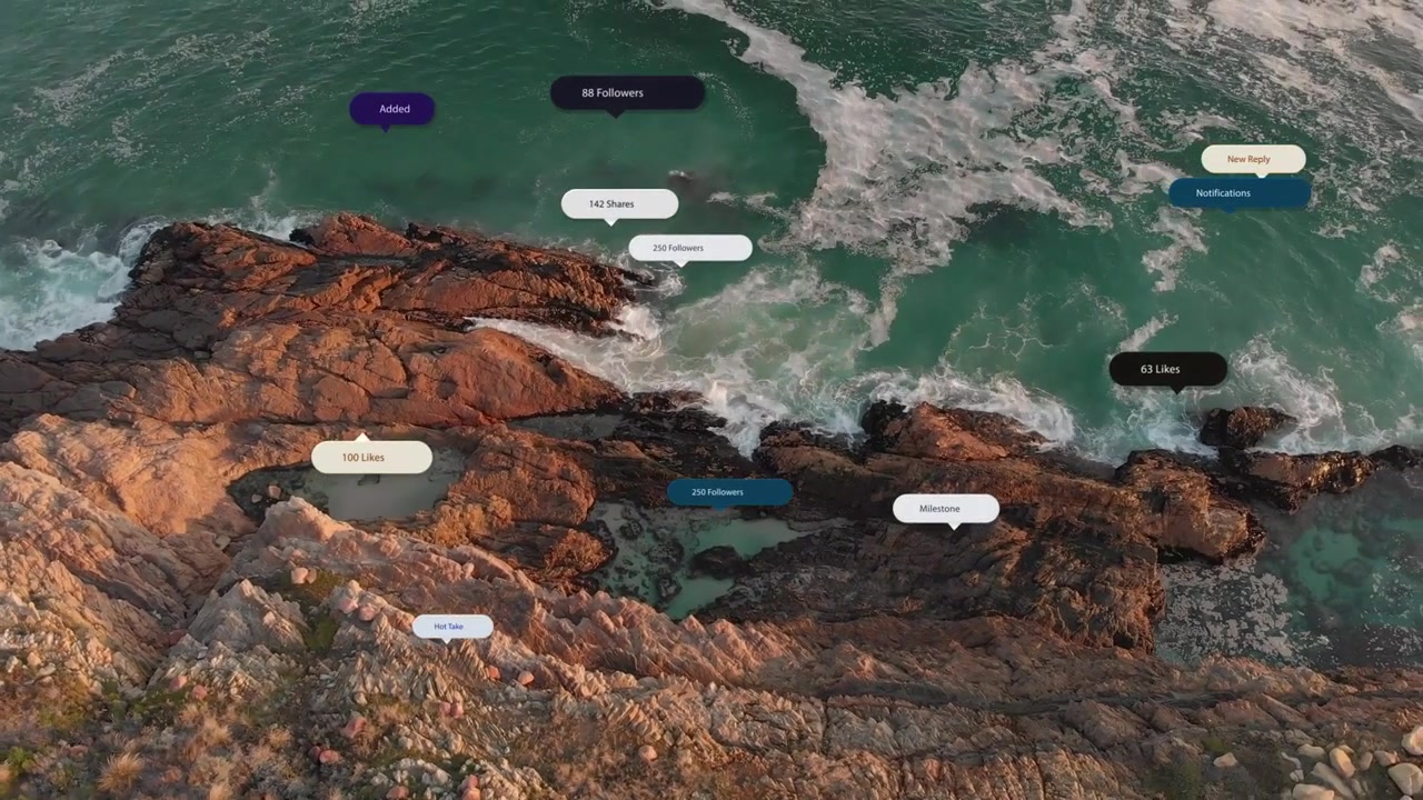 Badges vises over en klippekyst og tidevandsbassiner på en droneoptagelse, der driver ud mod havet og viser målinger.