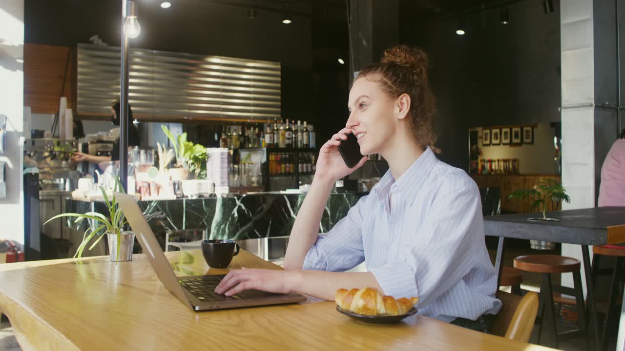 mujer trabajando en una cafetería