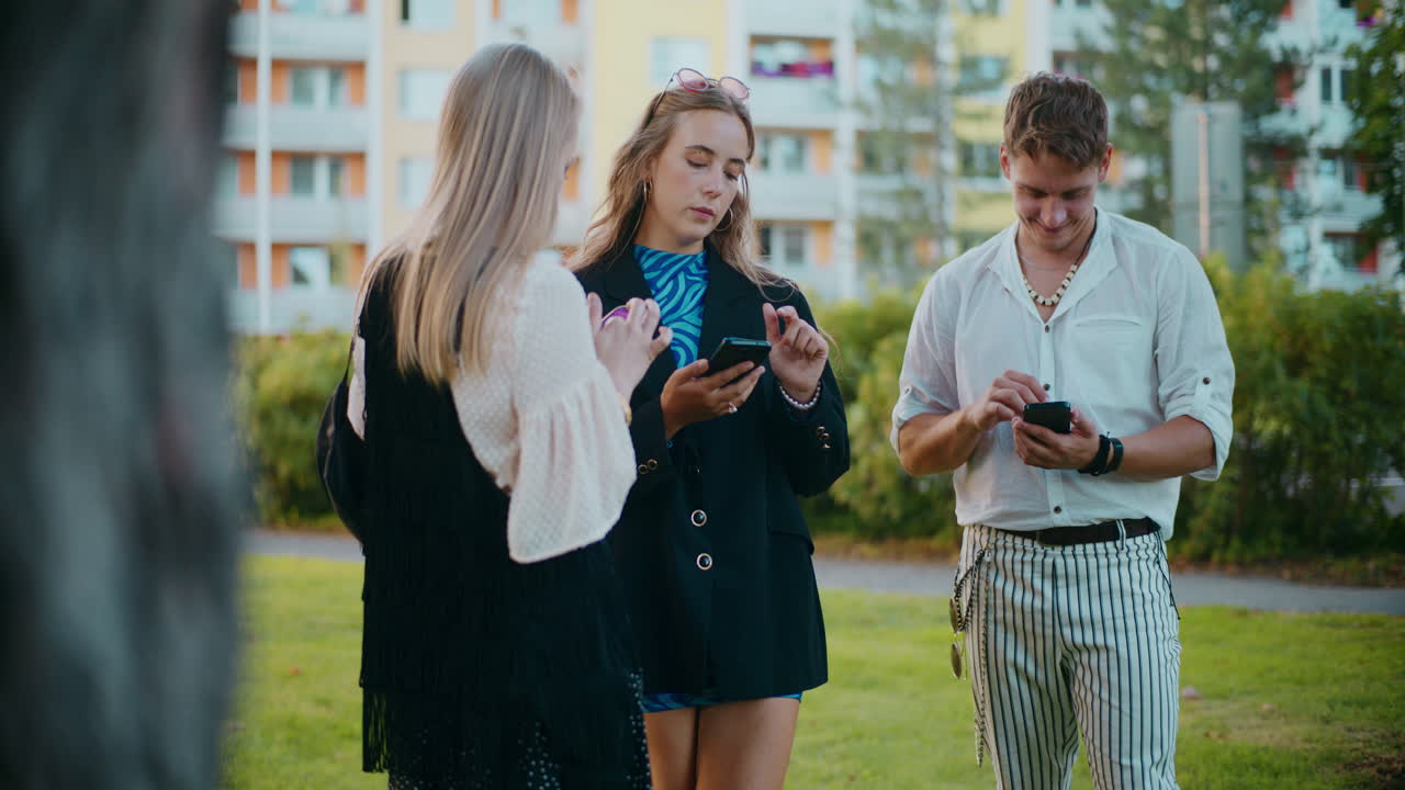 공원에서 스마트폰을 사용하는 친구 그룹