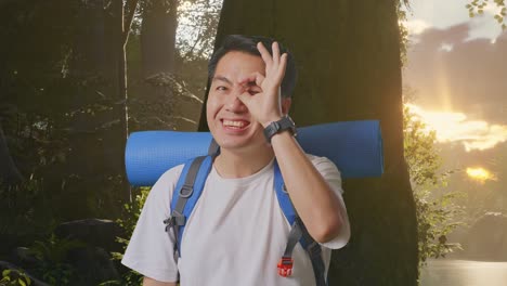 feliz viajero en el bosque