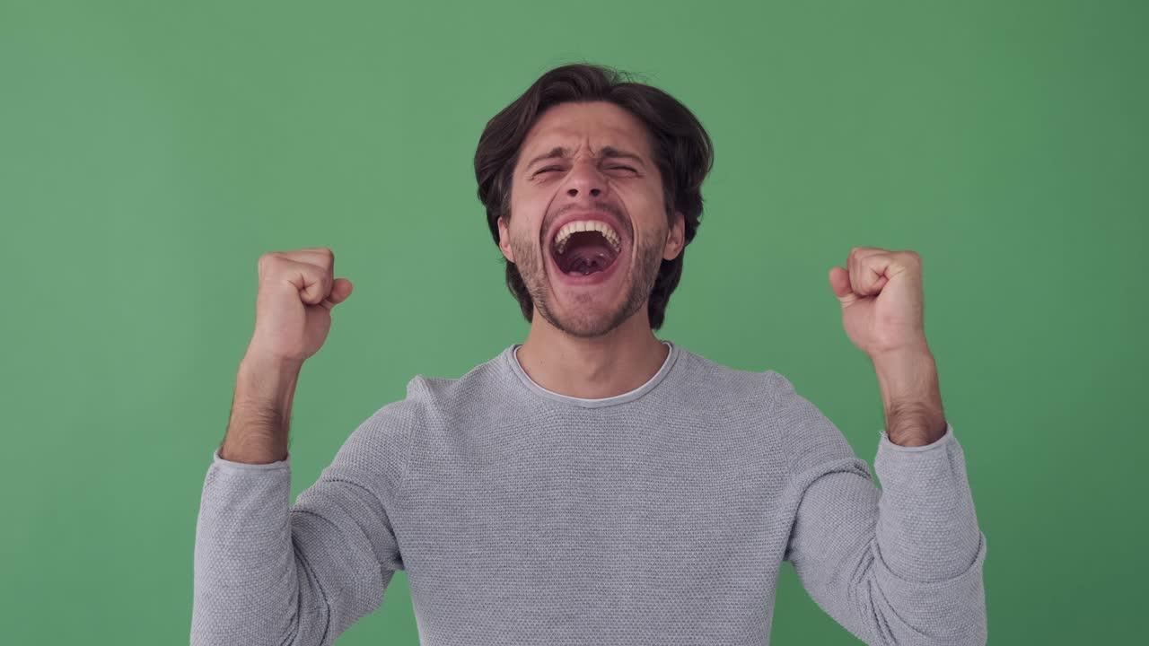 hombre emocionado celebrando el éxito