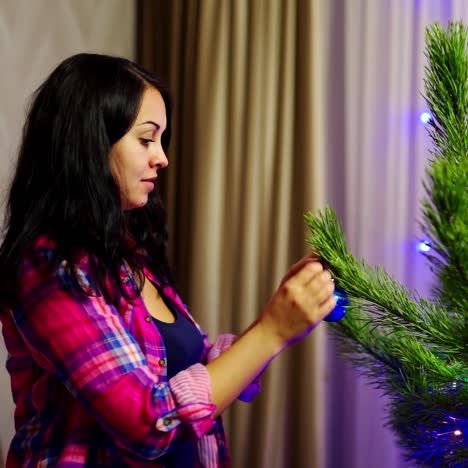 mujer decorando arbol de navidad