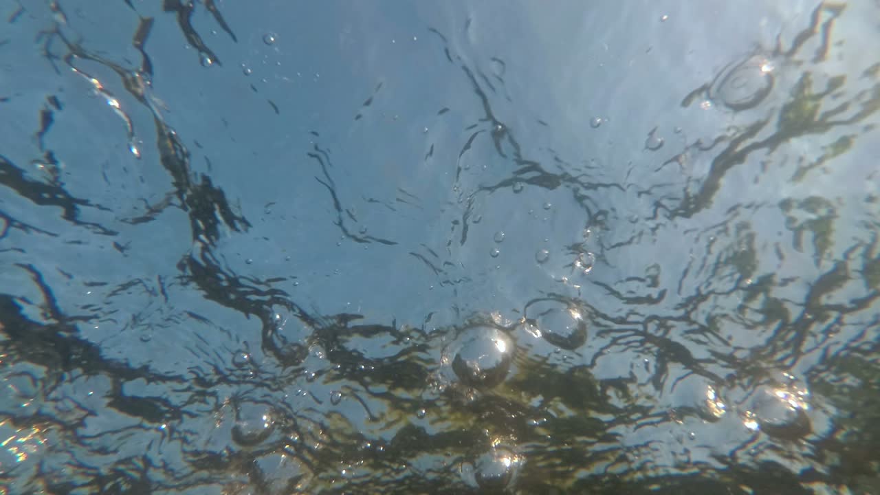 푸른 하늘을 배경으로 물 표면에 아름다운 거품, 강 바닥에서 급속하게 흐르는 물의 수중 풍경, 추상적인 최면 패턴, 초현실적 현실주의, 클로즈업.