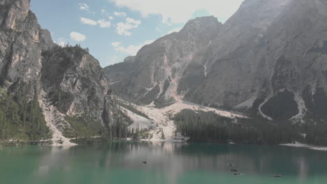 Pragser-See-In-Italien,-Erstaunlicher-See