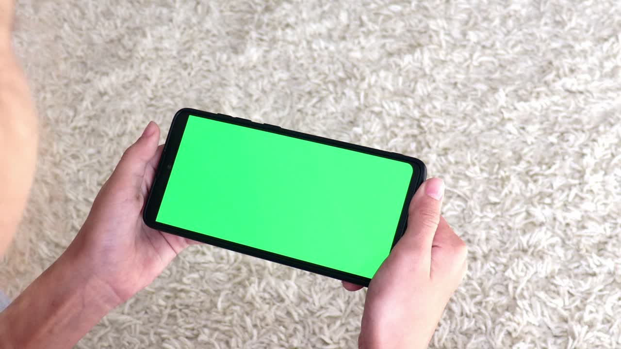 스마트폰의 소녀는 드폰의 녹색 화면을 보며, 크로마 키를 누르면 온라인 텍스트 입력, 소셜 네트워크 읽기, 게임, 인터넷 클로즈업, 손을 볼 수 있다.