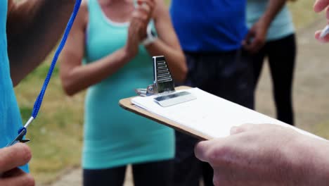 Voluntario-Registrando-El-Nombre-De-Los-Atletas-Para-La-Carrera.