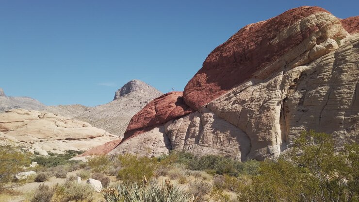 Pietra color rame e canyon colorato di rosso in piena luce solare. Nevada, Stati Uniti