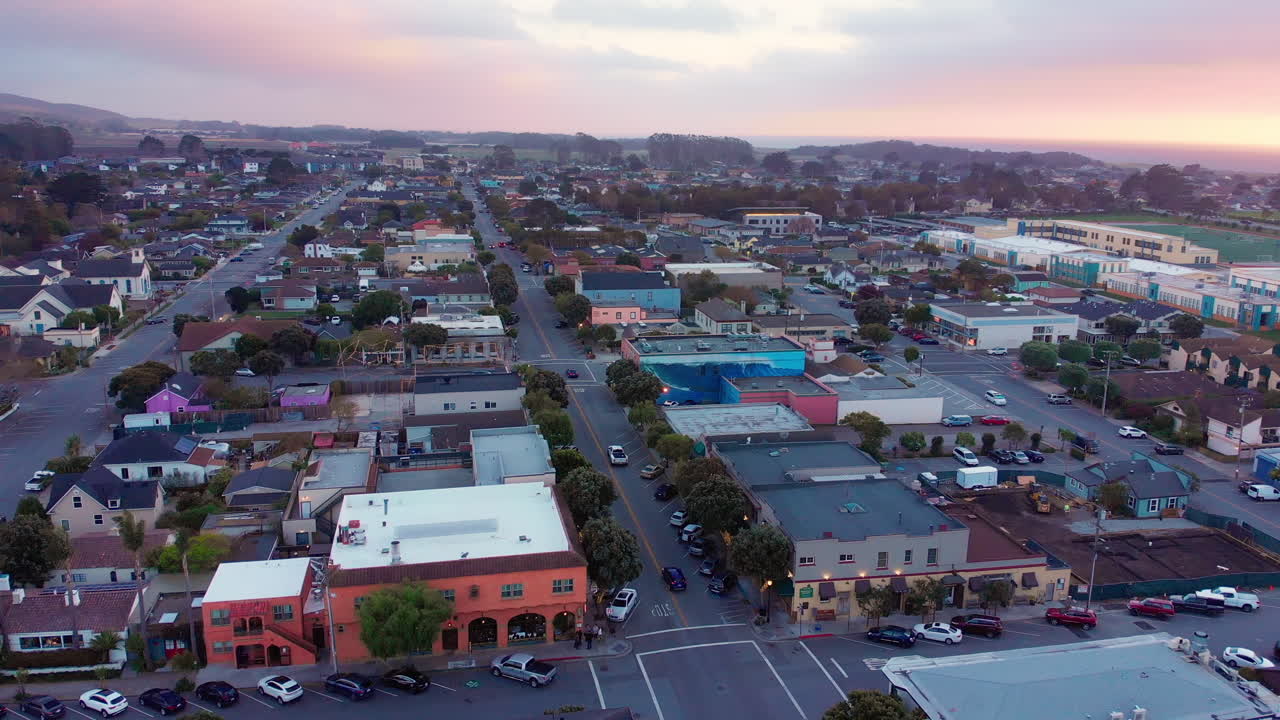 해가 지는 동안 캘리포니아 하프문 베이 시내에서 찍은 공중 영상