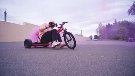 una experiencia dinámica y emocionante en bicicleta mejorada con un colorido efecto de humo