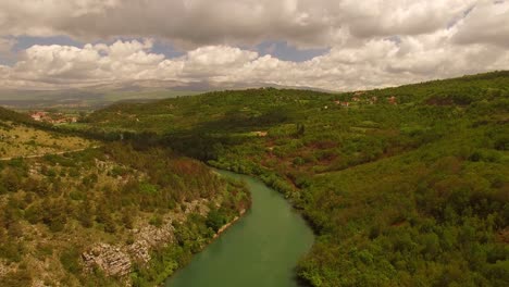 Un-Hermoso-Río-Al-Lado-De-Un-Pequeño-Pueblo