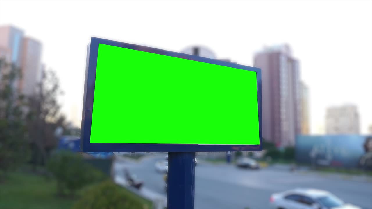 cartel de pantalla verde en la vida urbana, la ciudad. panel de publicidad en blanco, banner para el marketing. clave de croma signo vacío.