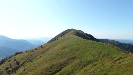 volando sobre la cresta de la montaña