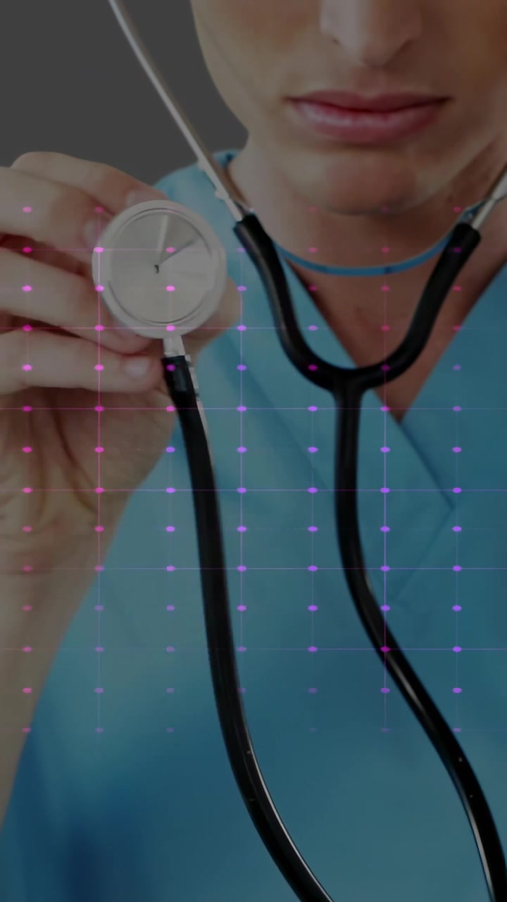 Video verticale: Medico che regola l'auricolare e solleva la testina dello stetoscopio verso la telecamera sincronizzando un ECG medico per una dimostrazione