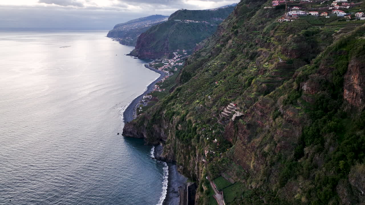 Práticas agrícolas épicas de cultivo em socalcos em encostas íngremes, Madeira.